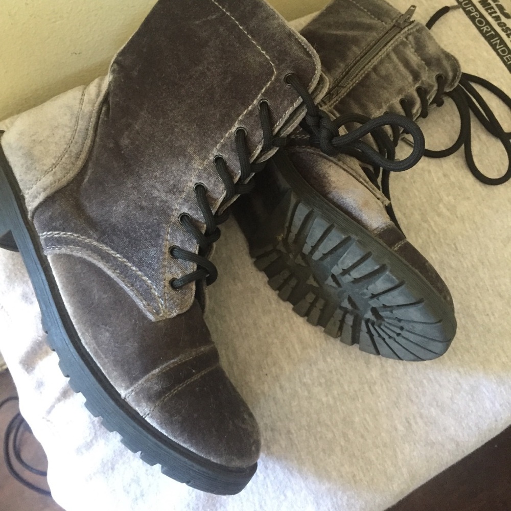 Madden Girl 9 boots soft velvet